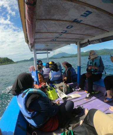 Menuju Lokasi Snorkeling 