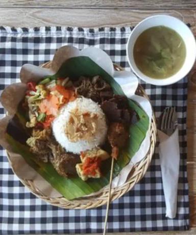 Makan siang di Lokal Restoran