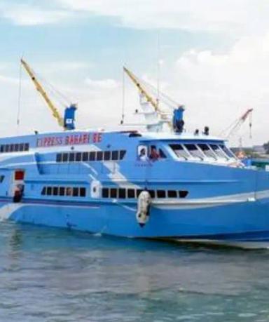 Penyeberangan menuju Pelabuhan Waisai