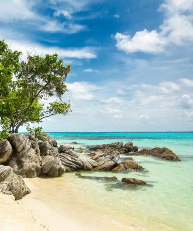 Pantai Pasir Putih & Batu Karang di Tanjung Gelam