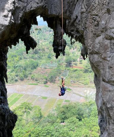 Rappeling tebing hawu