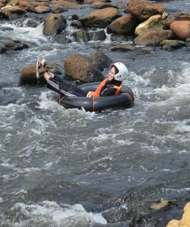 Makan Siang & River Tubing