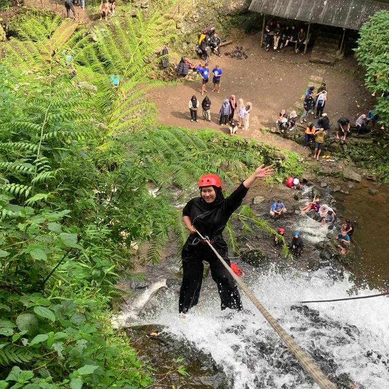 rappelling-curug-tilu-leuwi-opat