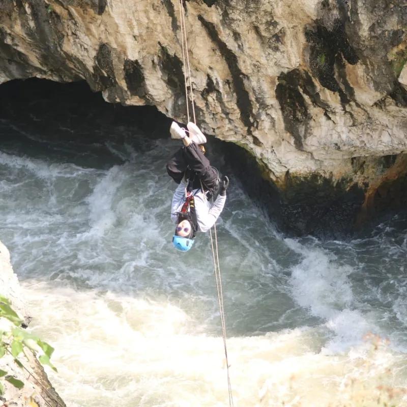 rappeling-river-tubing-sanghyang-kenit